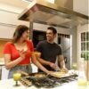 Nevera Challenger 266 litros en cocina, pareja disfrutando de espacio de almacenamiento amplio