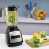 Licuadora Black+Decker BLBD210GB con frutas en el vaso sobre el mesón de una cocina