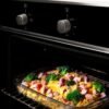 Verduras asándose dentro del horno eléctrico Challenger HE2502