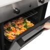 Interior del horno Challenger HG2555 con bandeja de vegetales asados