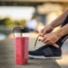 Botella de 600 ml de la licuadora Electrolux BSE20 con batido rojo para llevar al gimnasio