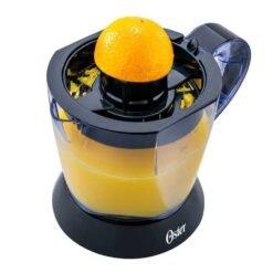 Exprimidor de cítricos Oster FPSTJU407B exprimiendo una naranja con jarra de 1 litro