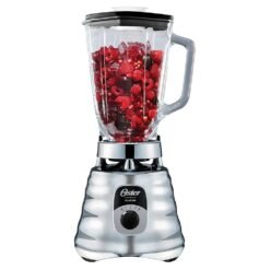Licuadora Oster Clásica BLST4655 cromada con vaso de vidrio lleno de frutos rojos