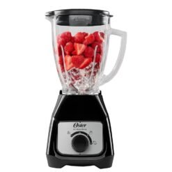 Licuadora Oster BLSTKAG-BRD negra con vaso de vidrio de 1,5 litros lleno de fresas