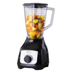 Licuadora Oster de perilla con vaso de plástico y frutas picadas vista lateral