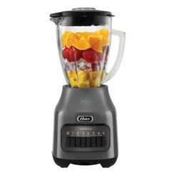 Licuadora Oster BLSTPEG-GPB gris con vaso de vidrio de 1,5 litros lleno de frutas