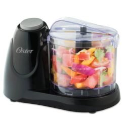 Mini picatodo Oster FPSTFP3322 negro con vaso de 1,5 tazas lleno de verduras picadas