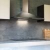 Campana Whirlpool WAI95ARHWF instalada en cocina moderna