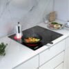 Parrilla eléctrica Whirlpool WEC5240B instalada en cocina, en uso