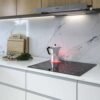 Parrilla eléctrica Whirlpool WEC5240B integrada en una cocina moderna