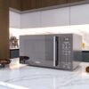 Microondas Whirlpool WM3911D gris en una cocina moderna