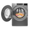 Lavadora Whirlpool 7MWFW5605MC abierta con ropa de colores en el tambor