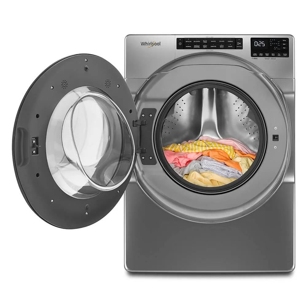Lavadora Whirlpool 7MWFW5605MC abierta con ropa de colores en el tambor