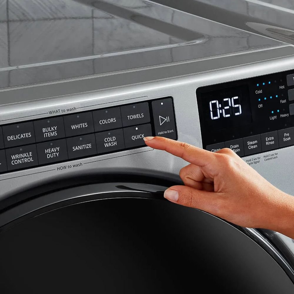 Mano seleccionando programa en panel táctil de lavadora Whirlpool 21 kg