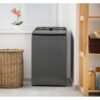 Lavadora Whirlpool gris de carga superior en zona de lavado del hogar