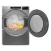 Secadora eléctrica Whirlpool 7MWED6605MC abierta con ropa en el tambor