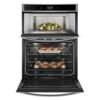 Interior del horno de la torre de hornos Whirlpool WOC75EC7HS con comida asándose