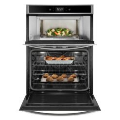 Interior del horno de la torre de hornos Whirlpool WOC75EC7HS con comida asándose