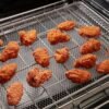 Función Air Fry de la torre de hornos Whirlpool WOC75EC7HS con trozos de pollo