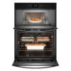 Interior del horno de convección de la torre Whirlpool WOEC7027PZ con comida horneándose