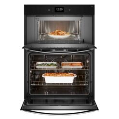 Interior del horno de convección de la torre Whirlpool WOEC7027PZ con comida horneándose