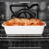 Interior del horno de convección de la torre Whirlpool WOEC7030PZ con lasaña
