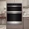 Torre de hornos Whirlpool WOEC7030PZ instalada en cocina moderna