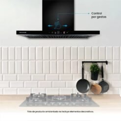 Campana Challenger Serie Aura 90 cm con control por gestos instalada en cocina