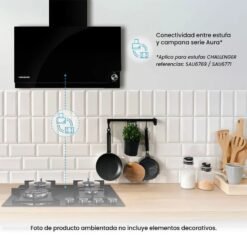 Campana Challenger Serie Aura 75 cm instalada en cocina con conectividad a estufa Aura