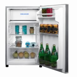 Minibar Challenger CR-121 abierto con bebidas y alimentos, espacio para botellas familiares