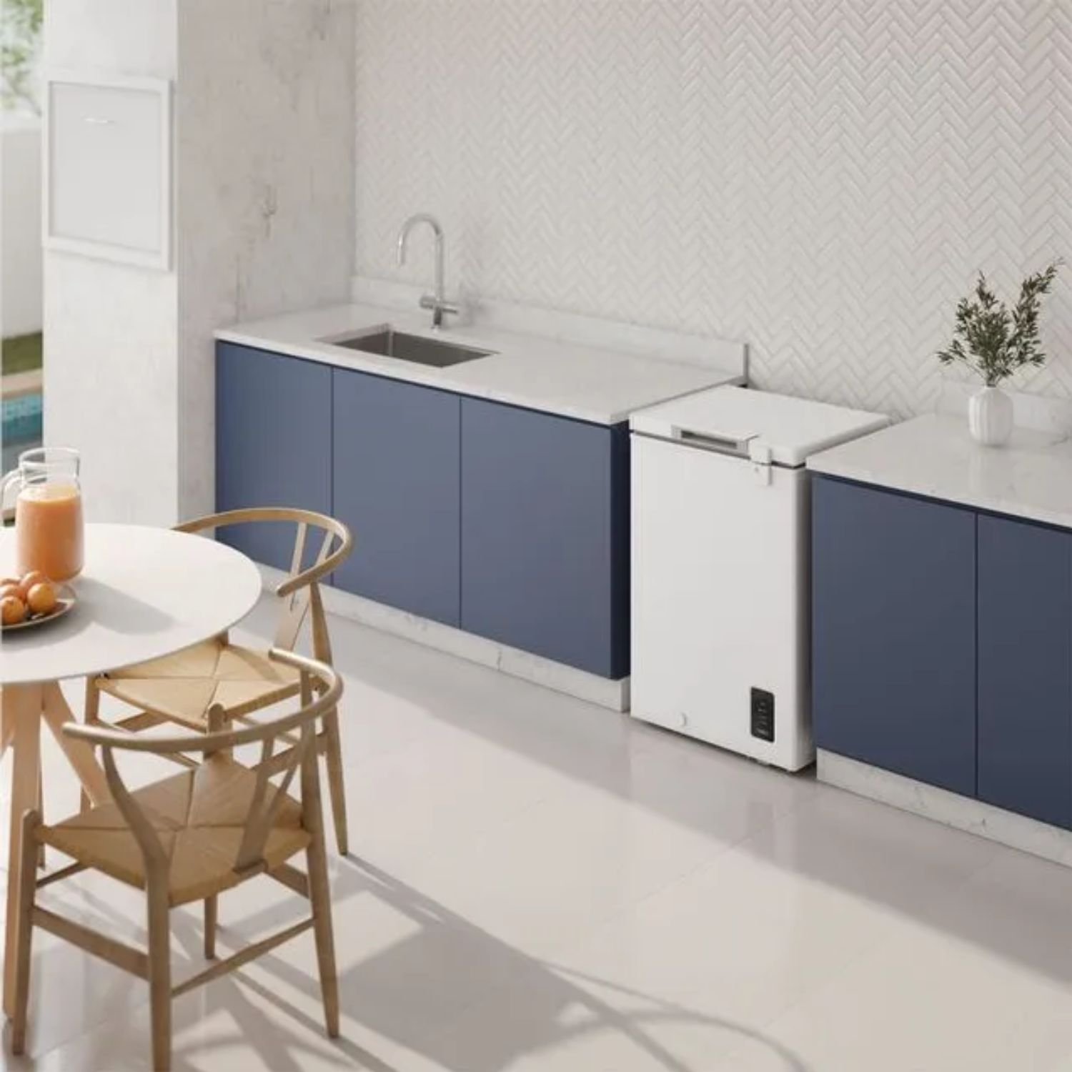 Congelador horizontal Electrolux 95 litros compacto instalado en cocina