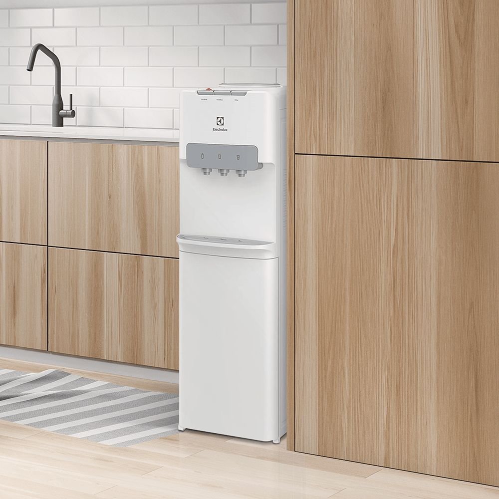 Dispensador de agua Electrolux ES11WR en una cocina moderna con muebles de madera