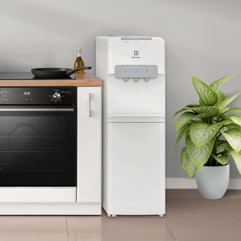 Dispensador Electrolux ES11WR de agua fría, natural y caliente en la cocina