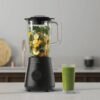 Licuadora Electrolux vaso de vidrio 1,5 L preparando jugo verde en la cocina