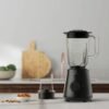 Licuadora Electrolux 1,5 L negra sobre mesón de cocina