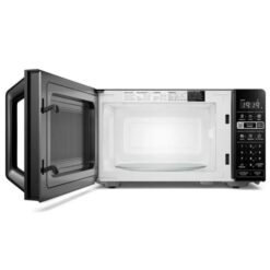 Horno microondas Electrolux 20 L negro con puerta abierta e interior iluminado