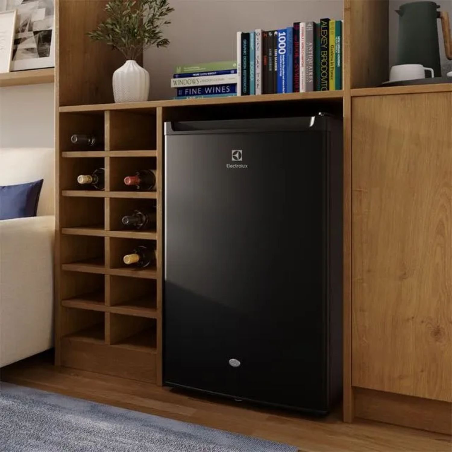 Minibar Electrolux 122 litros negro instalado bajo mueble de sala