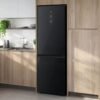 Nevera Electrolux ERBB32N3HXB Black Glass en una cocina moderna con muebles en madera
