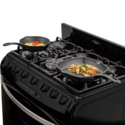 Estufa Haceb Cristal 76 cm 6 puestos cocinando con sartenes en la mesa