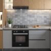 Horno de empotrar Haceb Tofu negro instalado en una cocina moderna