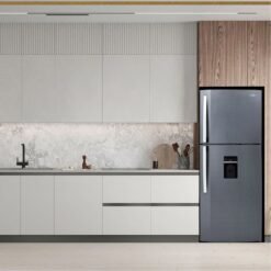 Nevera Haceb 404 litros titanio en una cocina moderna con mesón y muebles en madera