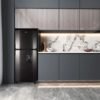 Nevera Haceb 243 litros gris plomo en una cocina moderna de tonos oscuros