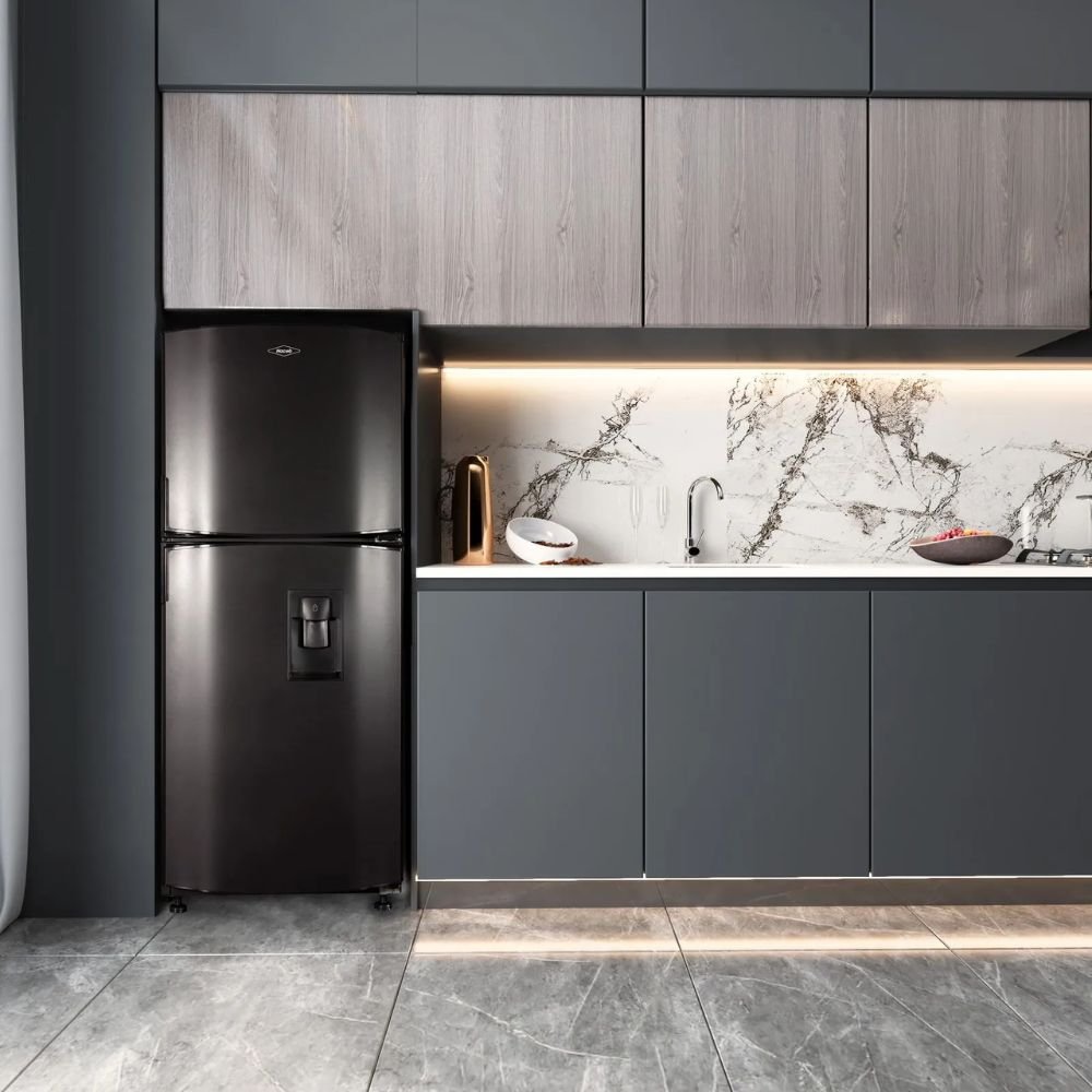 Nevera Haceb 243 litros gris plomo en una cocina moderna de tonos oscuros