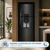 Nevera Mabe RMA267FXCC Black Steel en una cocina moderna con acabados en madera