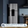 Nevera Mabe RMP415YCU inox en una cocina moderna de tonos oscuros