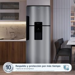 Nevera Mabe RMP470YCU inox en una cocina moderna con muebles en madera