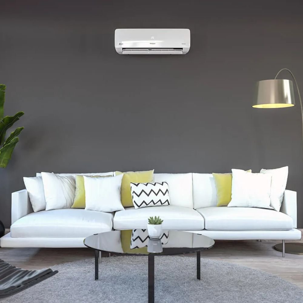 Aire acondicionado Whirlpool 12000 BTU instalado en la pared de una sala moderna