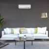 Aire acondicionado Whirlpool 24000 BTU instalado en la pared de una sala moderna