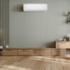 Aire acondicionado Whirlpool Inverter 24.000 BTU instalado en pared de sala