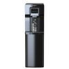 Dispensador de agua Whirlpool WK0260B sirviendo hielo en un vaso, salida única para agua y hielo